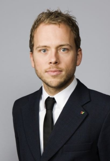 Fichier:Portrait d'Oskar Holmsen - Sidkort.png