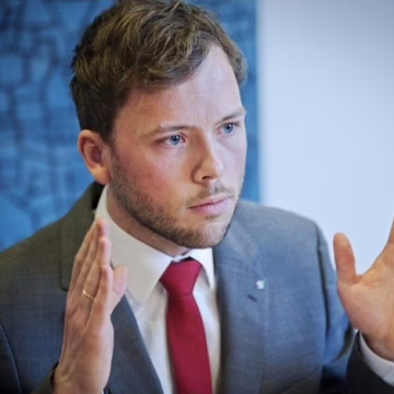 Fichier:Portrait d'Oskar Holmsen - Chirper.png